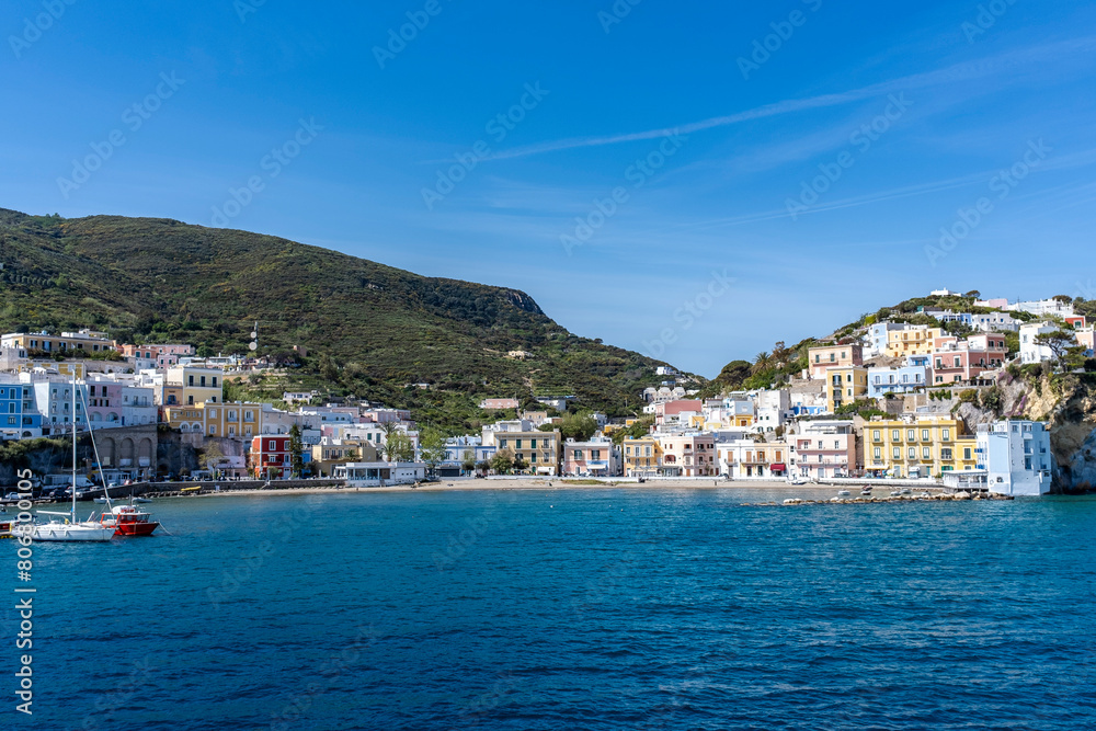 Il rione sant'Antonio a Ponza visto dal porto borbonico