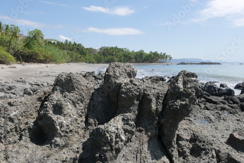 Felsen an der Küste von Montezuma auf der Halbinsel Nicoya bei Puntaremas in Costa Rica
