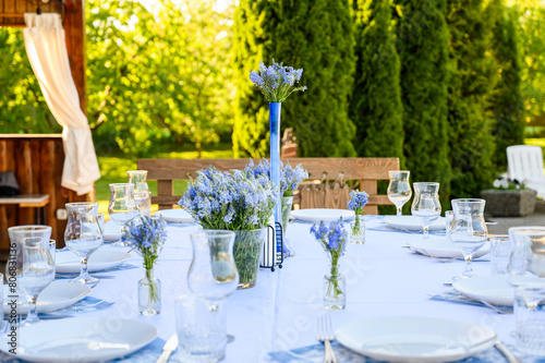 Obraz na płótnie Table decor in shades of blue with Veronica of Austria flowers