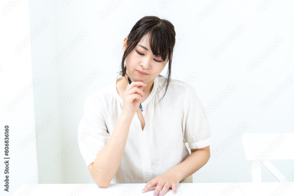 家計簿をつける女性 家計簿をつける女性