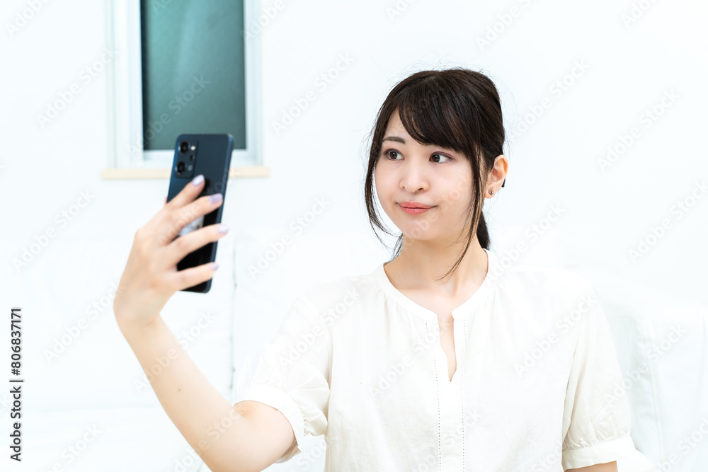 自撮りをする女性