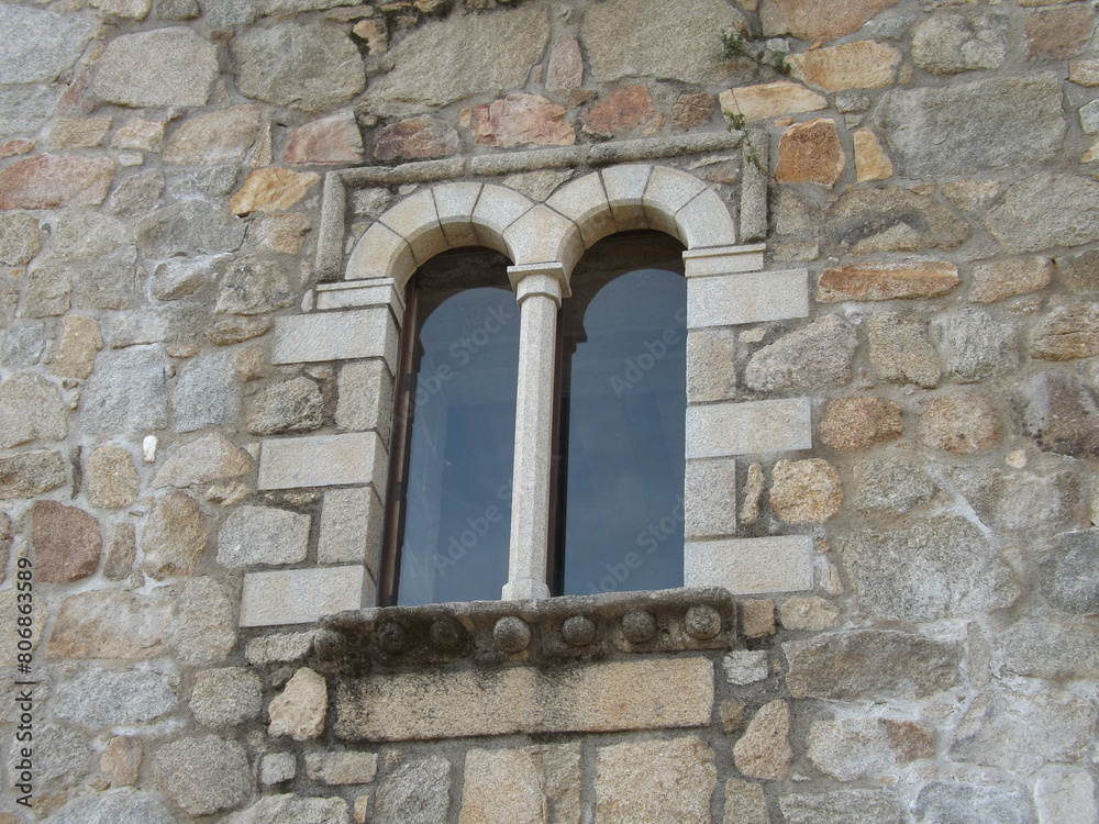fachada ventana cristales con columna de castillo medieval