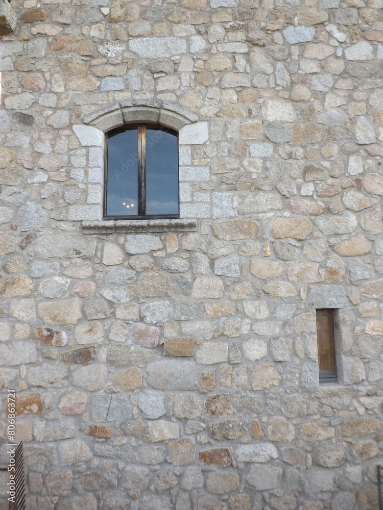 fachada piedras castillo medieval con ventana