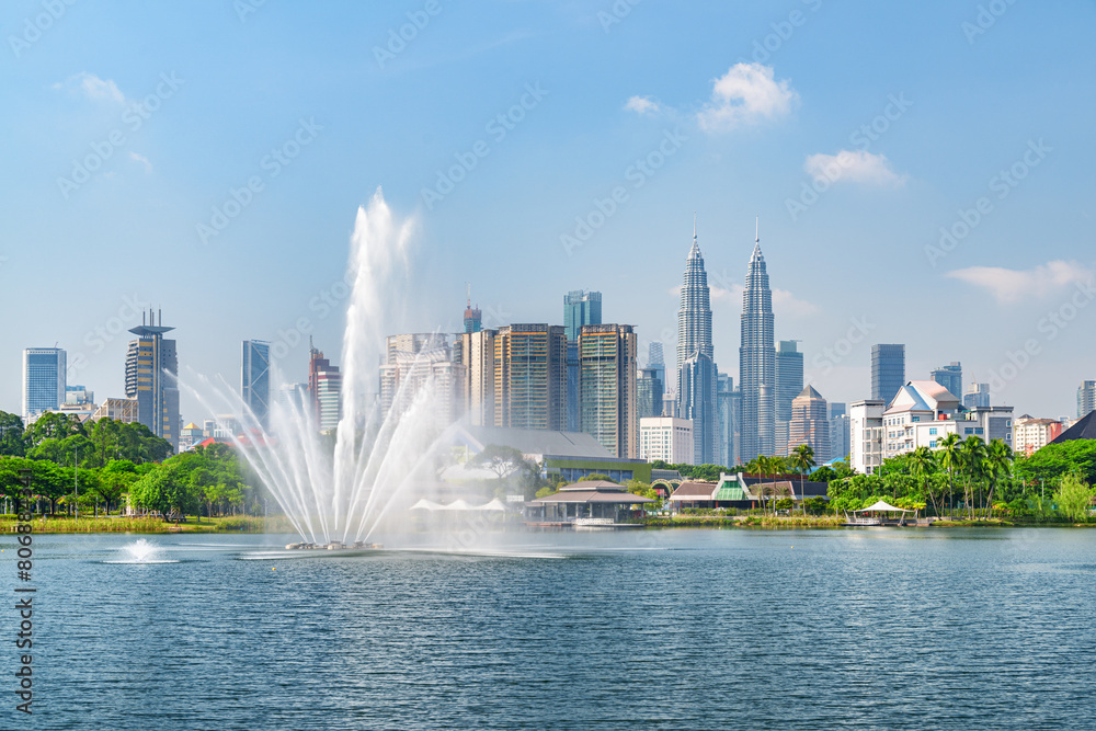 Obraz premium Awesome Kuala Lumpur skyline. Scenic lake and fountains