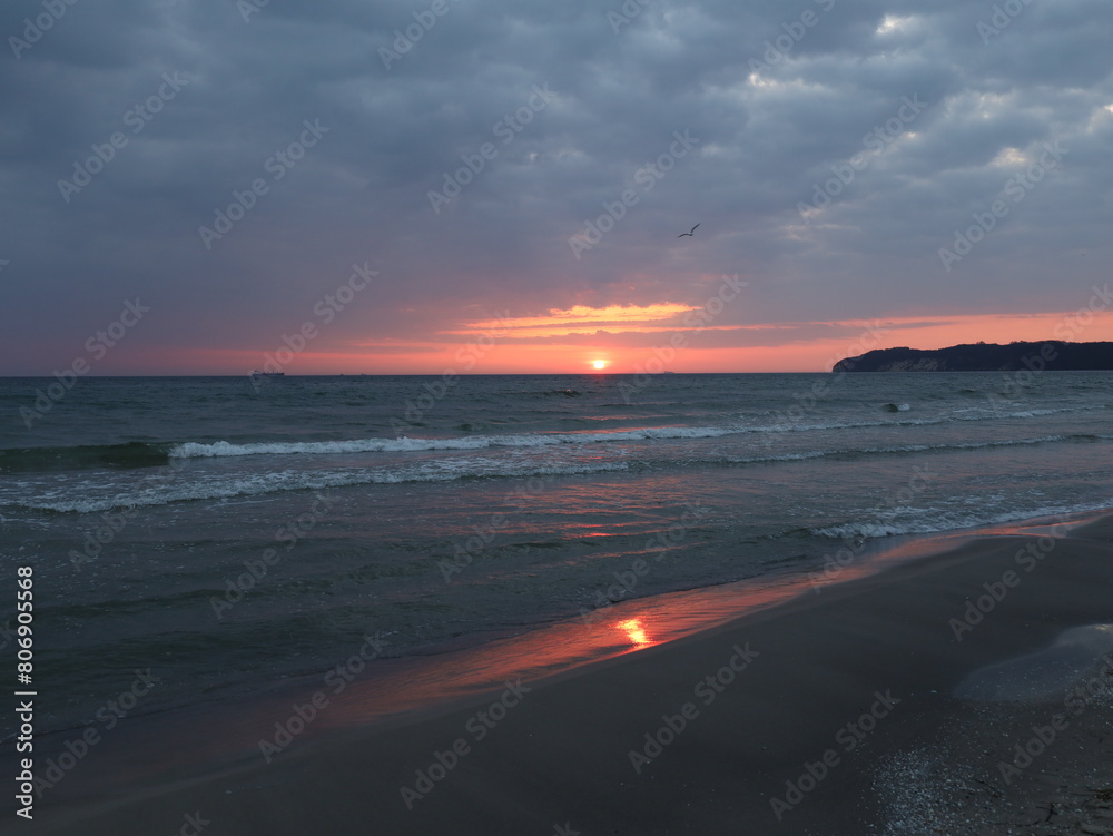 Sonne, Sonnenaufgang mit Wellen und Strand, Insel Rügen, Ostsee, Ostseebad Binz, Mecklenburg Vorpommern, Deutschland	