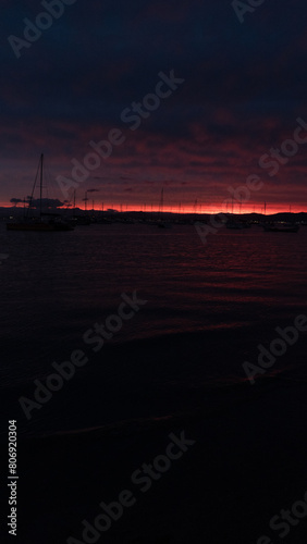 Por do Sol Vermelho Santo Antônio de Lisboa Florianópolis Brasil Vista Cênica Horizonte Costeiro Paisagem Hora Dourada Natureza Reflexo Beira-mar Romântico Colorido Atmosférico Crepúsculo Idílico