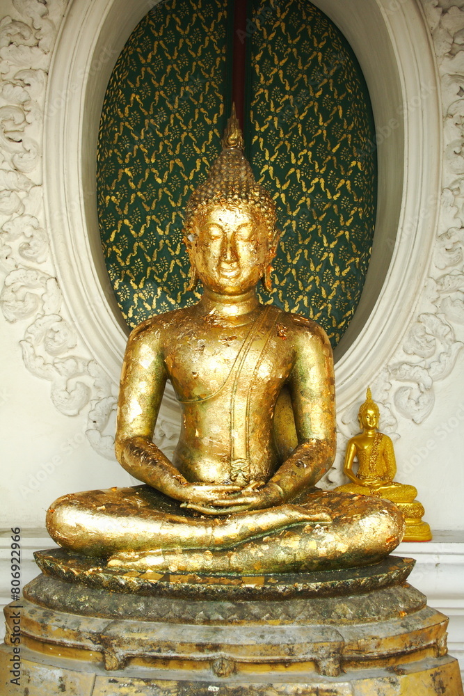 Fototapeta premium golden buddha statue