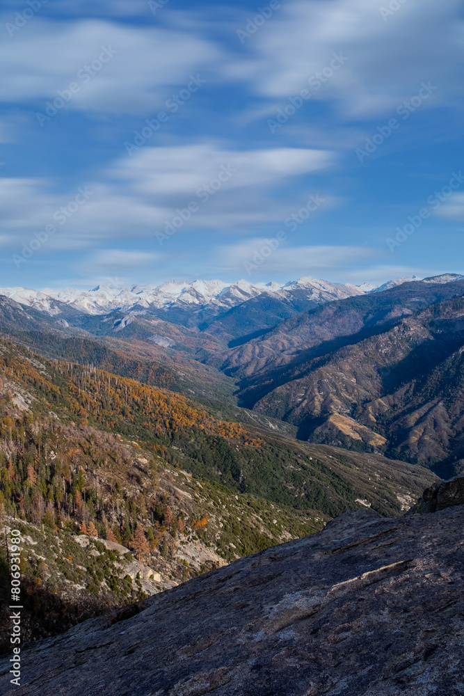 Fototapeta premium Beautiful view of mountains and Moro Rock view of the Sequoia National Park. California