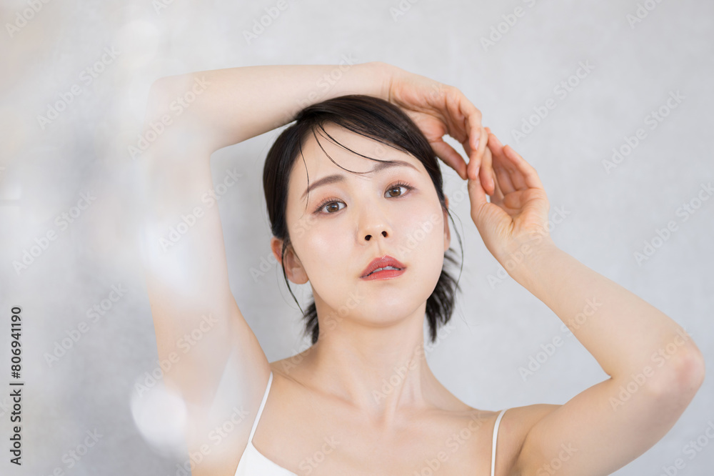 Naklejka premium 白いドレスを着た美しいアンニュイな表情の女性 美容・ビューティー美しい綺麗なイメージ 美白や艶、スキンケアのカメラ目線
