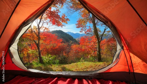 テントの中から見える、赤く色づく秋の景色