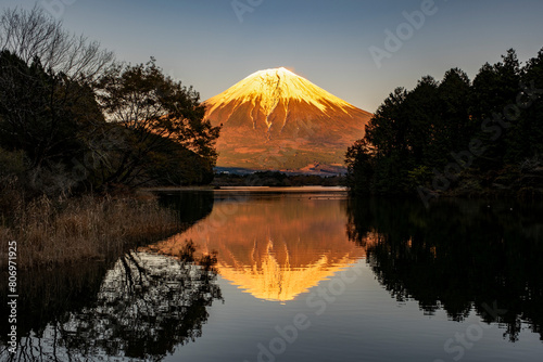 休暇村富士からの展望です。夕陽に赤く映える赤富士が田貫湖面に映えています。夕暮れの貴重な一瞬です。 photo