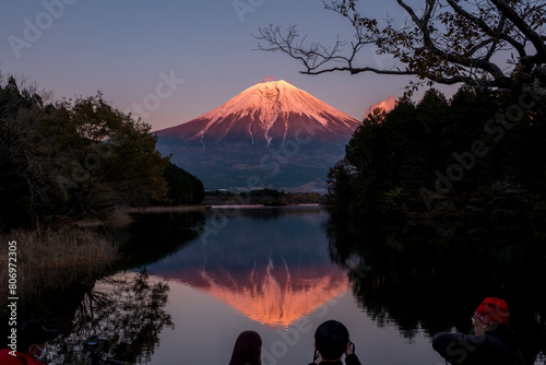 休暇村富士からの展望です。夕陽に赤く映える赤富士が田貫湖面に映えています。夕暮れの貴重な一瞬です。