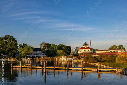 Fotografie Solomons, Maryland USA A A wooden pier and lighthouse on the shore of the Patuxent River at daybreak
