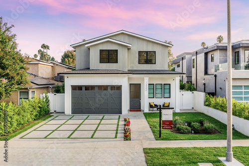 Exterior view of a contemporary new home in Los Angeles. © Wirestock