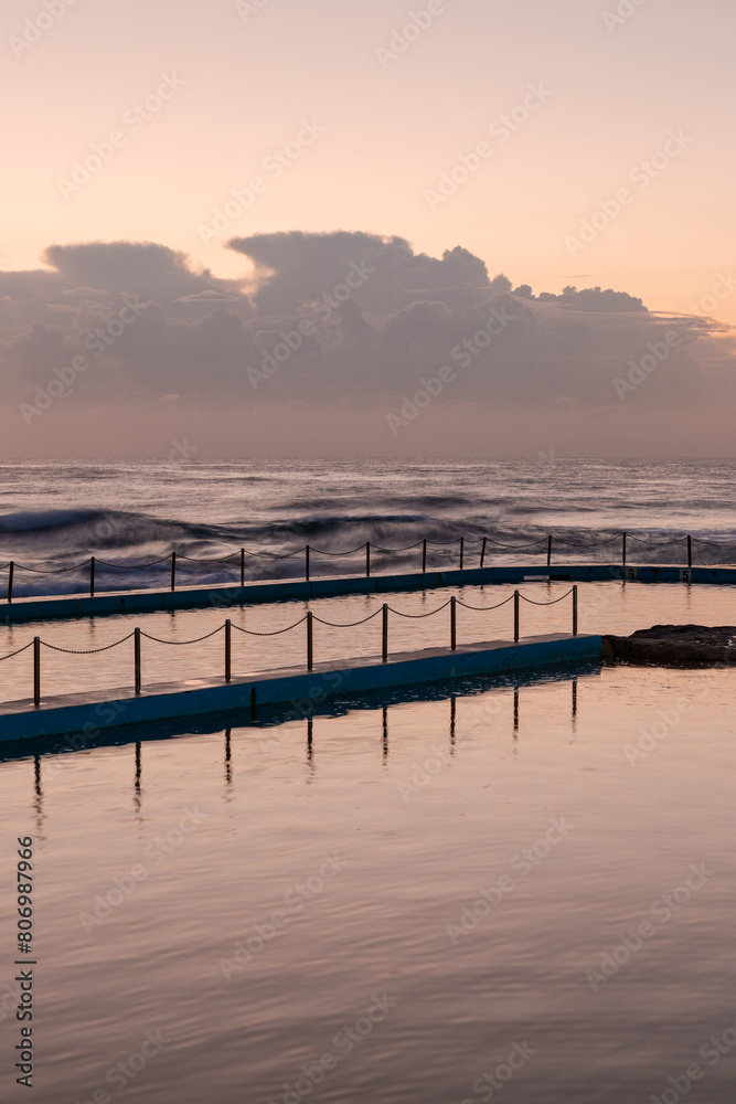 Obraz premium Morning view of the ocean pool at Curl Curl Beach, Sydney, Australia.
