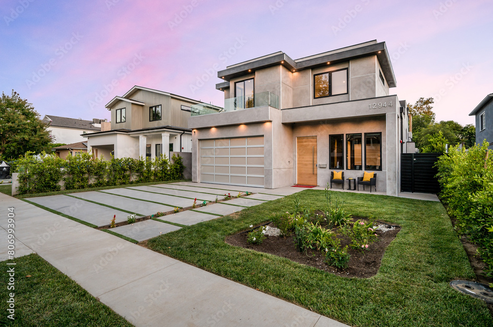 Obraz premium Exterior shot of a Modern New Construction Home in Los Angeles.