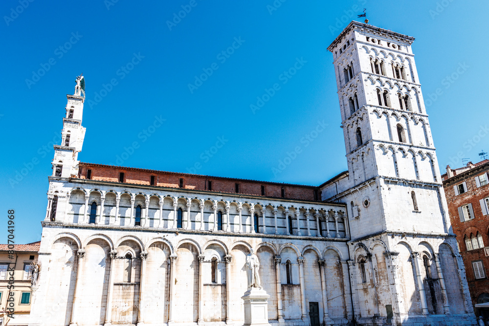 Fototapeta premium Facade of the cathedral in Lucca, Tuscany, Italy, Europe