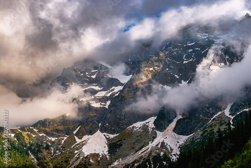 Fototapeta Naklejka Na Ścianę i Meble -  zachmurzone szczyty górskie nad Morskim Okiem w Tatrach
