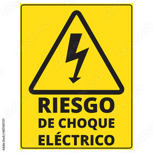Cartel de peligro electricidad en color negro y amarillo sobre fondo blanco aislado. Vista de frente y de cerca. Copy space