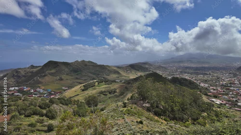 Teneriffa, Spanien: Wolken ziehen im Zeitraffer über La Laguna und verbergen den Blick auf den El Teide Vulkan Teneriffa, Spanien: Wolken ziehen im Zeitraffer über La Laguna und verbergen den Blick auf den El Teide Vulkan