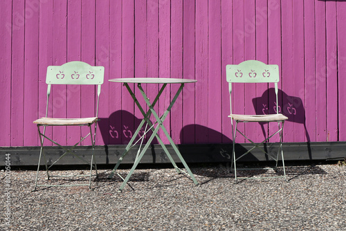 Deux chaises au bord d'une cabane sur l'ile d'Oléron