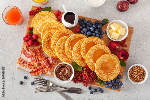 Obraz na płótnie american pancake board with bacon berries maple syrup butter w salonie