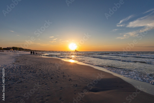 Wallpaper Mural Zum Sonnenuntergang an der Seebrücke am Strand von Zingst an der Ostsee. Torontodigital.ca