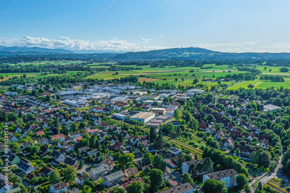 Blick über Weilheim im Alpenvorland in Oberbayern zum Alpenrand