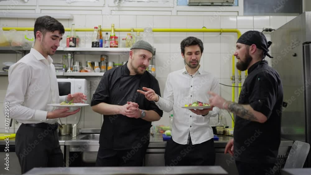 Vidéo Stock Side view of a confident male chef in a black uniform ...