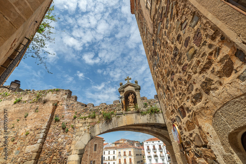 Vista panorámica del casco histórico de la ciudad española de Cáceres con vistas a los tejados de tejas marrones de edificios antiguos alrededor de la plaza principal en el soleado día de primavera