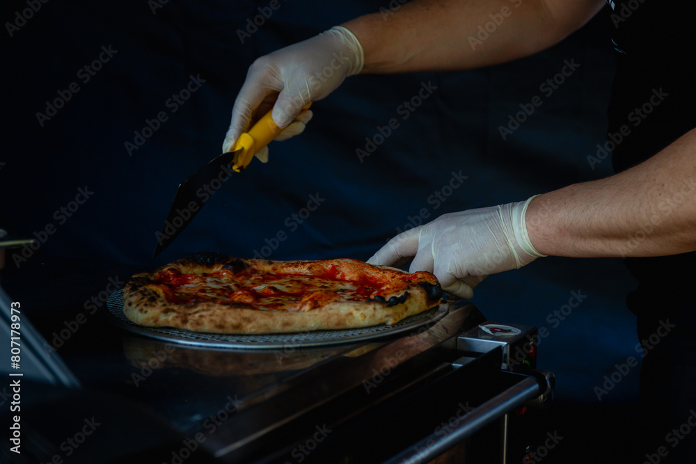 przygotowywanie domowej pizzy