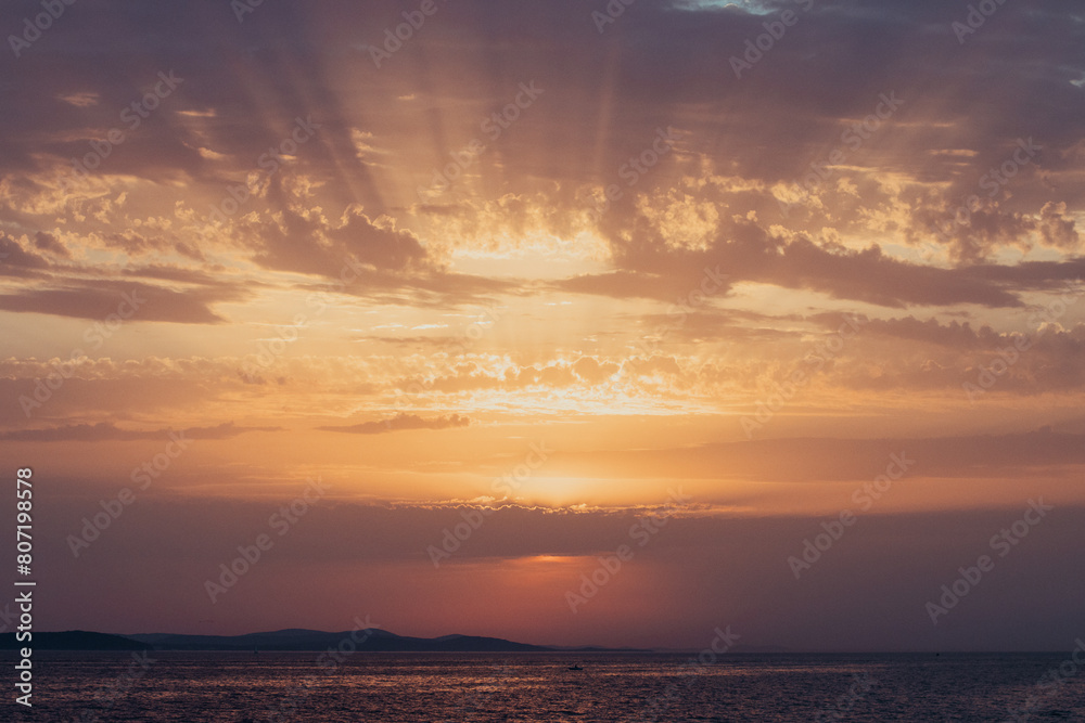 Wakacyjny zachód słońca nad Adriatykiem w Chorwacji