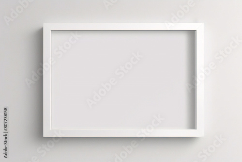 窓の光と影を持つ白い壁の背景に掛かっている最小限の空の正方形の白いフレーム画像のモックアップ。画像を分離する photo