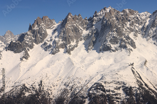 Imposante Bergkette über Chamonix; Aiguilles de Chamonix mit Aiguille des Grands Charmoz (3445), Aiguille de Blaitiere (3522) und Aiguille du Plan (3673) von Le Brevent gesehen