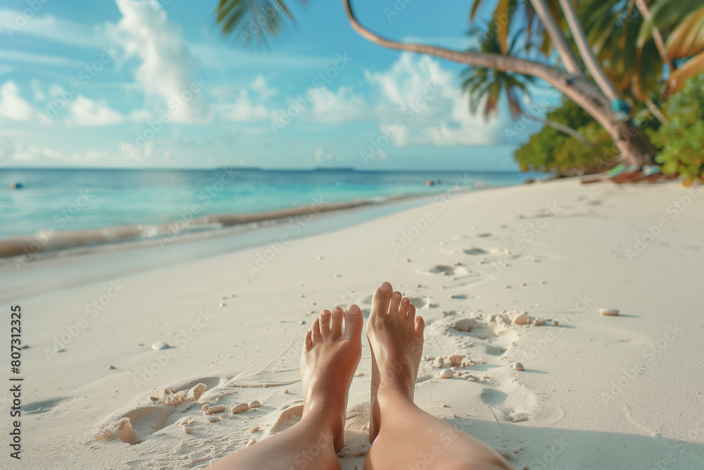 Pieds en eventail sur le sable face à la mer et les palmiers, vacances Pieds en eventail sur le sable face à la mer et les palmiers, vacances