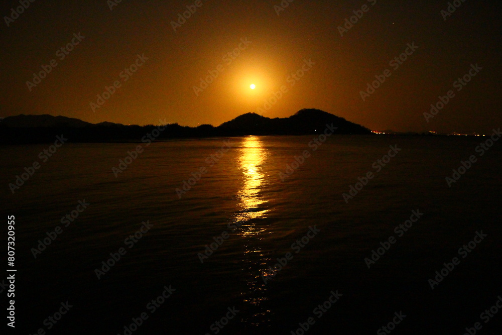 Naklejka premium ムーンロード 月の道 満月 スーパームーン