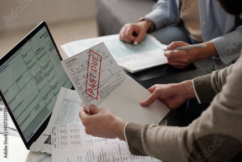 Foto Hands of young unrecognizable male owner of apartment taking financial bill out