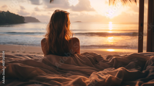Linda mulher deitada em uma cama na praia olhando a paisagem ao por do sol - wallpaper HD photo