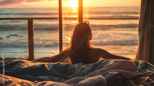 Linda mulher deitada em uma cama na praia olhando a paisagem ao por do sol - wallpaper HD