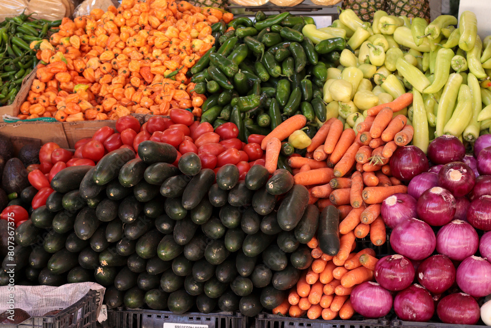 Mercado latino consumo de verduras variadas y frescas