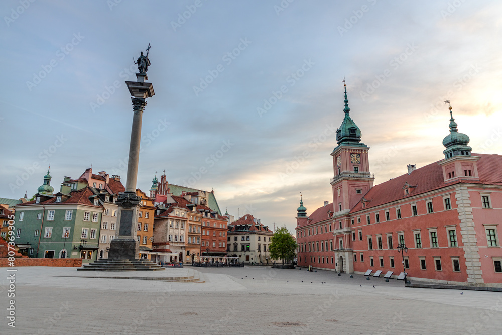 Fototapeta premium royal castle in warsaw in poland at dawn in the morning in spring