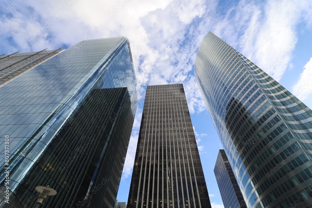 Tours de bureaux modernes dans le quartier d'affaires La Défense, ville de Courbevoie, département des Hauts de Seine, France