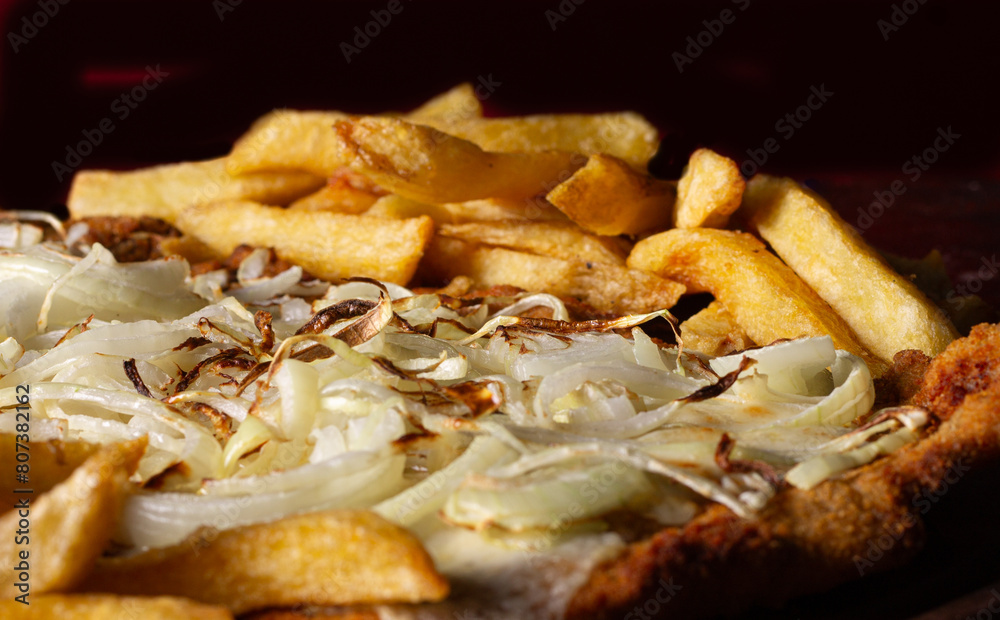 Comida de pizzería y roticería deliciosa y colorida: pizzas, empanadas, pollo al spiedo, canastitas, milanesa, tartas, papas fritas, carne, queso, lechuga, tomate, cebolla, verdeo, aceituna, huevo Comida de pizzería y roticería deliciosa y colorida: pizzas, empanadas, pollo al spiedo, canastitas, milanesa, tartas, papas fritas, carne, queso, lechuga, tomate, cebolla, verdeo, aceituna, huevo
