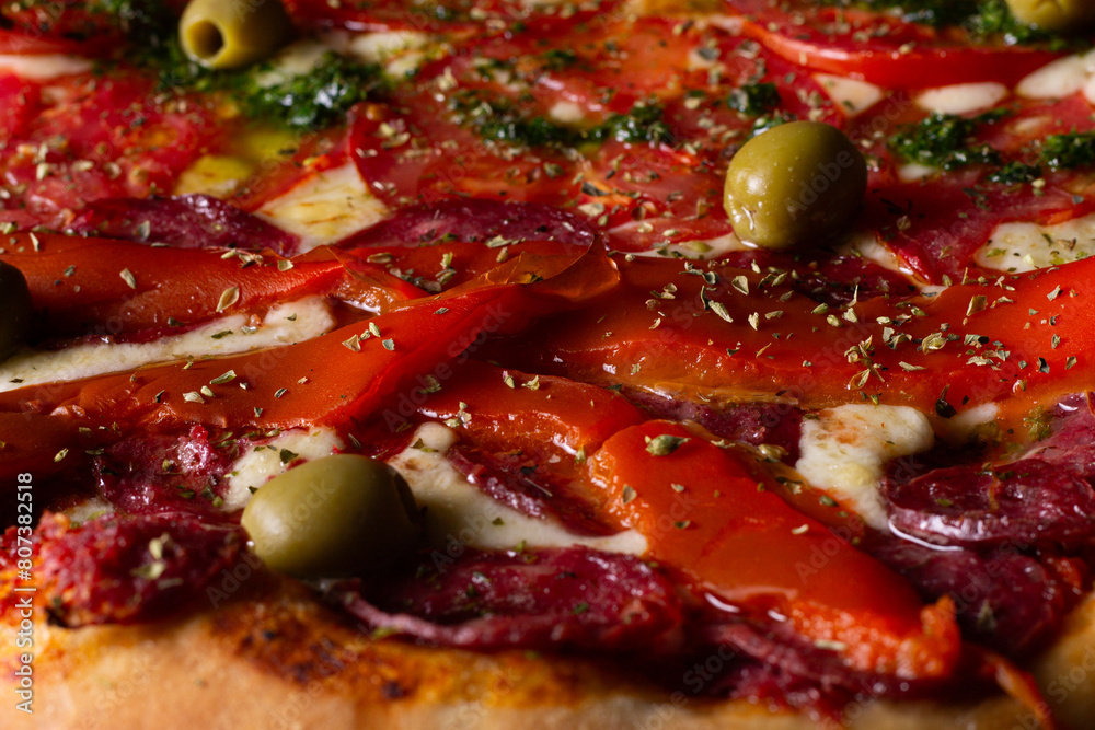 Comida de pizzería y roticería deliciosa y colorida: pizzas, empanadas, pollo al spiedo, canastitas, milanesa, tartas, papas fritas, carne, queso, lechuga, tomate, cebolla, verdeo, aceituna, huevo Comida de pizzería y roticería deliciosa y colorida: pizzas, empanadas, pollo al spiedo, canastitas, milanesa, tartas, papas fritas, carne, queso, lechuga, tomate, cebolla, verdeo, aceituna, huevo