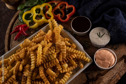 Batata tipo crinkle frita com molhos e tempero cajun
