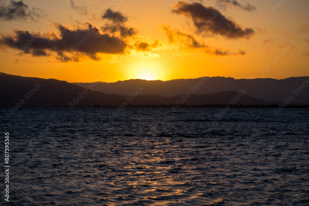 Fototapeta premium golden hour in the ocean