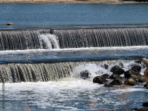 水飛沫を上げる大和川の堰