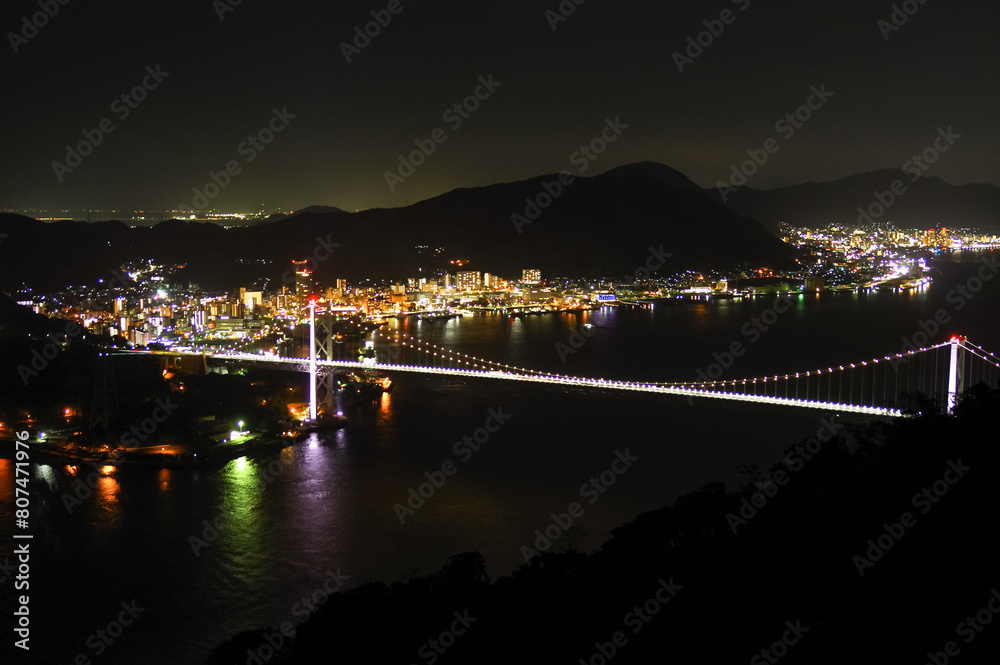 関門海峡にある関門橋の夜景