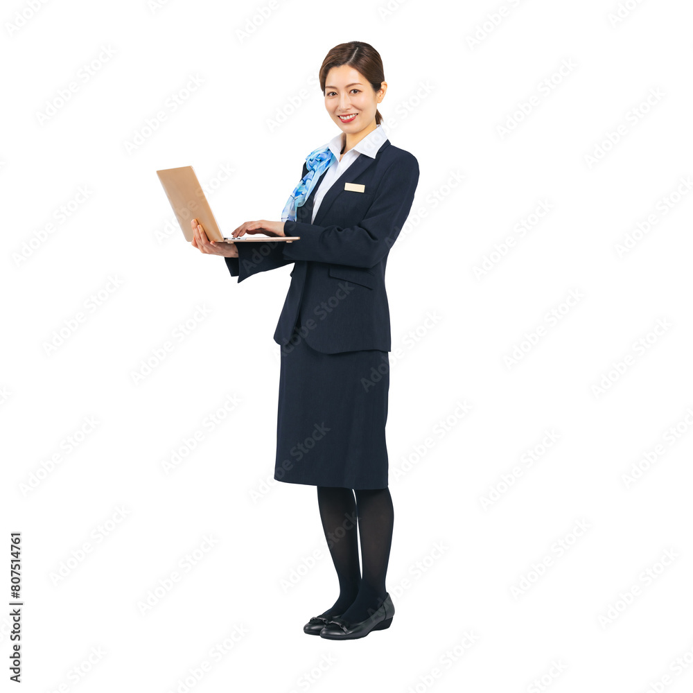 ノートパソコンを使う接客業の女性の全身写真