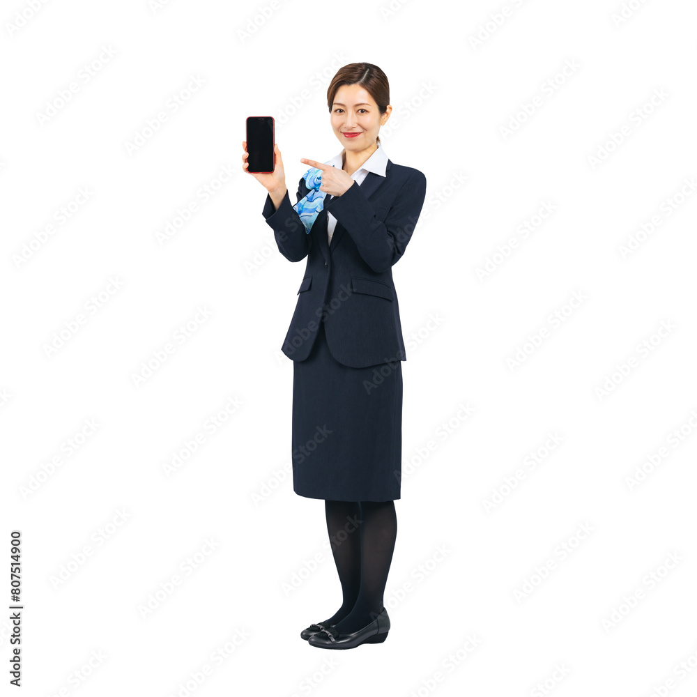 スマホの画面を見せる接客業の女性の全身写真 スマホの画面を見せる接客業の女性の全身写真